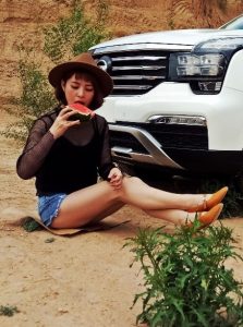 透视牛仔短裤的草帽姐妥妥的西北范不做作