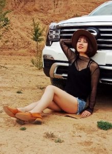 透视牛仔短裤的草帽姐妥妥的西北范不做作