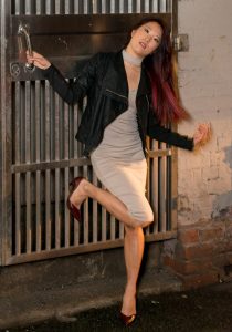 性感且漂亮的美妇辛迪晚上出来拍两套，抽烟的姿势太销魂了