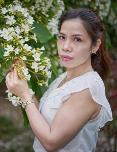 熟女王翠嫂超短裙小树林里诱惑摆拍此处省去一万字