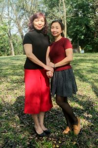 两位不同身材的熟女大姐外出拍照选一个吧