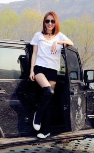 喜欢去山里游玩的有情调美妇香香这腿这身材太美了