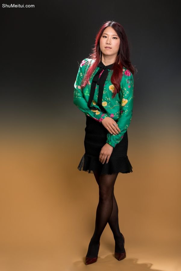 年轻性感熟妇辛迪拍了套写真，离异老板没要钱还跟他表白了[第4张/共12张]