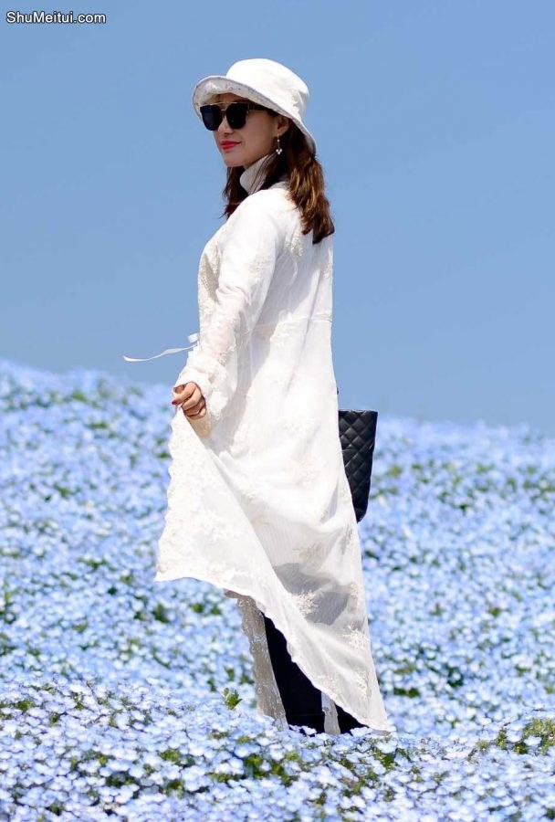 蓝天白云花海下的美妇优优真是妩媚至极，就像梦中的女神[第1张/共5张]