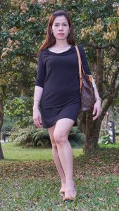 黑衣熟妇美腿王翠嫂的一双大白腿真耐看