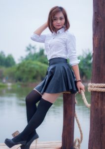 白衬衣配超短裙的俏皮美妇蛮可爱的