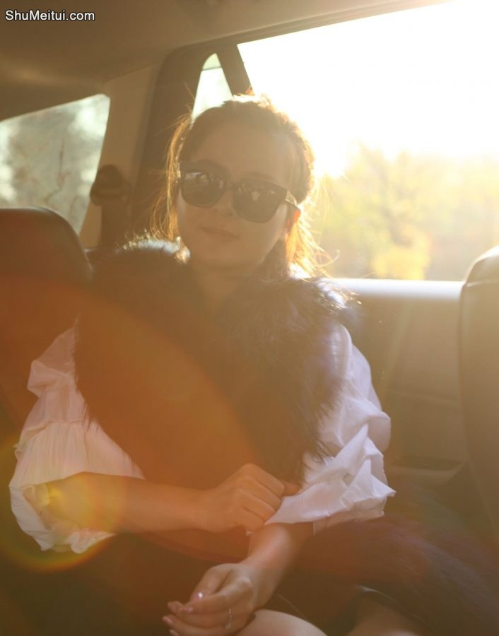 爱拍晚霞的落日嫂丰满熟妇当车模[第1张/共14张]