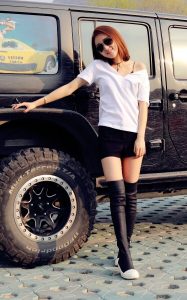 喜欢去山里游玩的有情调美妇香香这腿这身材太美了