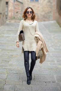 性感熟妇优优的国外旅程，白胸和美腿，老外们都眼直了