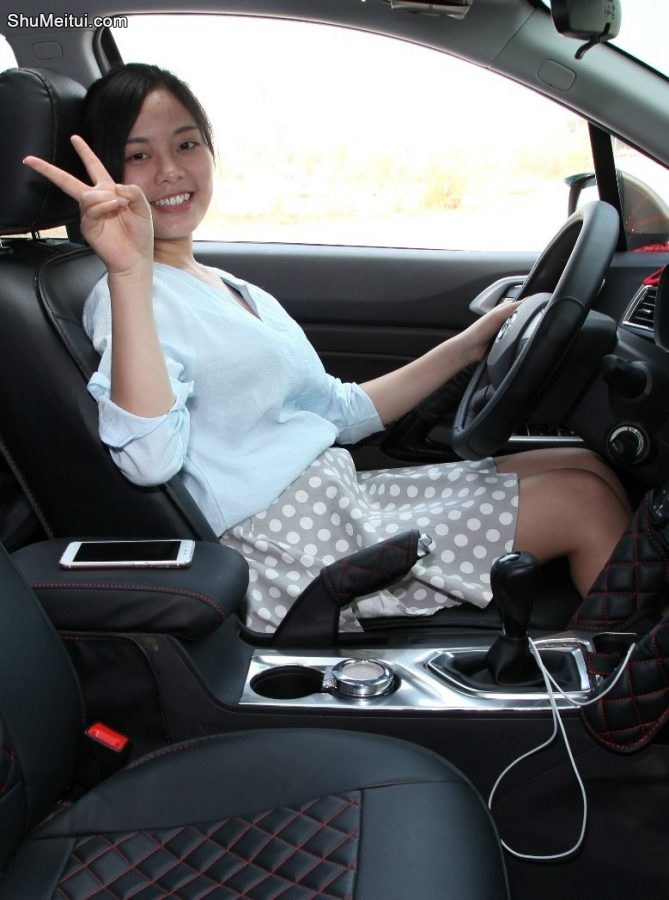 长相清纯甜美，身材凹凸有致的媳妇车模好养眼[第3张/共13张]