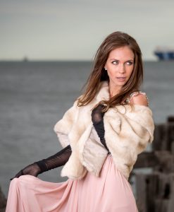 大方得体的国外美妇来拍写真，看来所有女人都一样没事来套写真玩