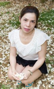 熟女王翠嫂超短裙小树林里诱惑摆拍此处省去一万字