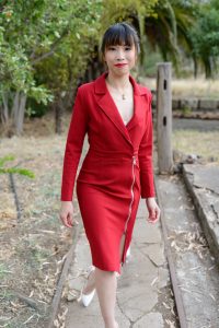 红色连体开叉长裙的芳嫂，身材包裹蛮性感的