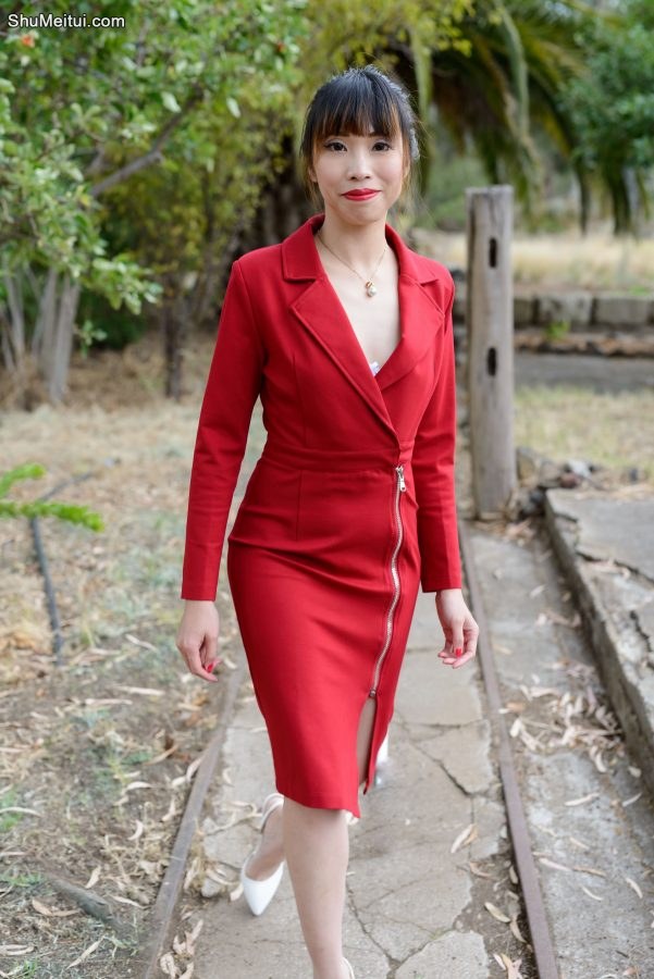 红色连体开叉长裙的芳嫂，身材包裹蛮性感的[第1张/共6张]