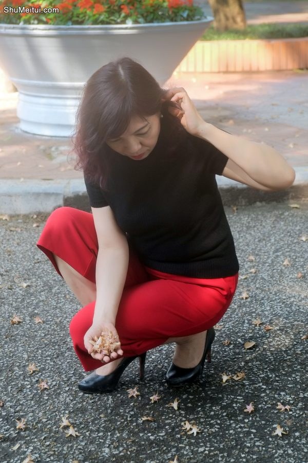 两位不同身材的熟女大姐外出拍照选一个吧[第33张/共33张]