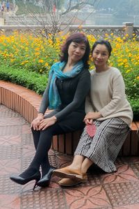 两位成熟美女大姐结伴拍照穿厚丝袜的腿型不错