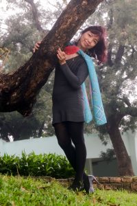 两位成熟美女大姐结伴拍照穿厚丝袜的腿型不错