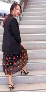 性感熟妇辛迪今天休息身着黑衣长裙逛街买买买