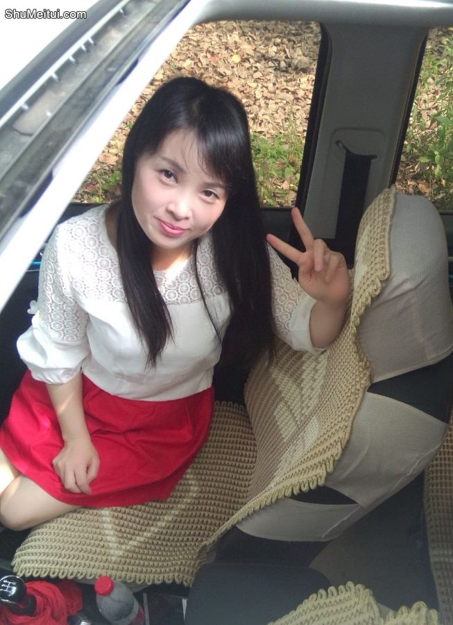 白衣红裙子的美妇魏大姐又出山抓男人了，看看靓不靓[第3张/共8张]