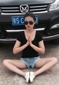 身材苗条的美妇姐姐短裤超短好清凉呀，适合抄底