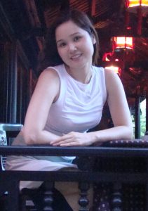 美妇华嫂去山庄吃饭消费，这么好的景色不拍照太亏了丰满身材了