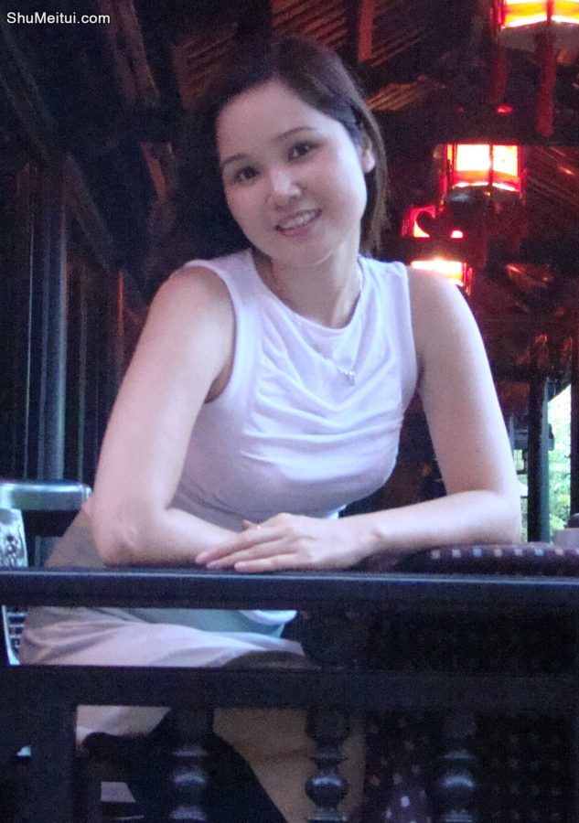 美妇华嫂去山庄吃饭消费，这么好的景色不拍照太亏了丰满身材了[第9张/共10张]