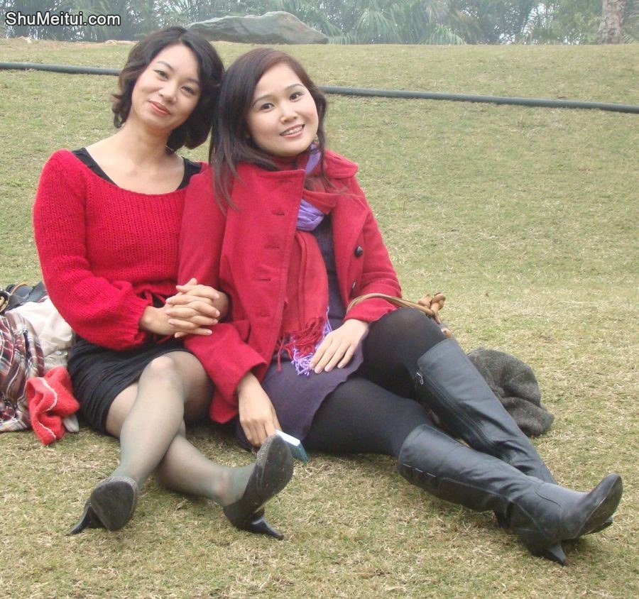 两位熟妇闺蜜玩嗨了，皮靴高跟加上黑丝韵味十足嘛[第1张/共9张]