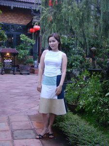 美妇华嫂去山庄吃饭消费，这么好的景色不拍照太亏了丰满身材了