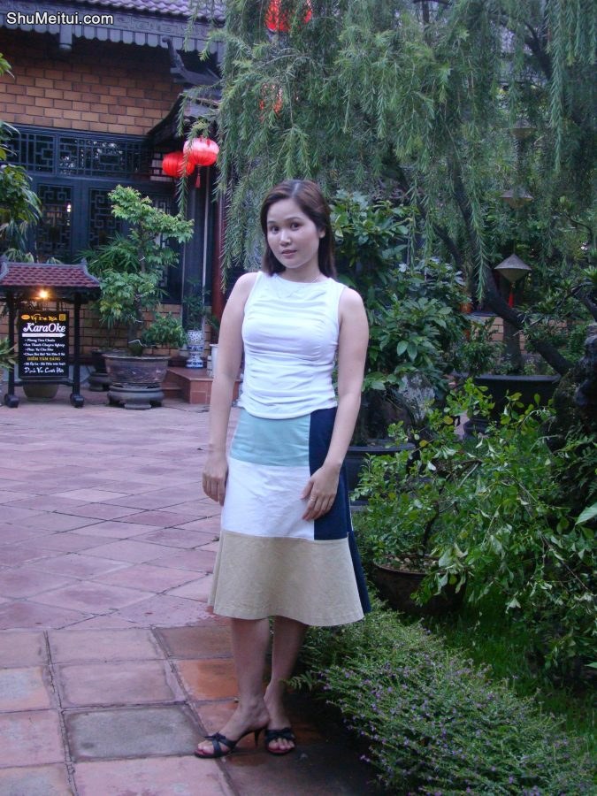 美妇华嫂去山庄吃饭消费，这么好的景色不拍照太亏了丰满身材了[第6张/共10张]