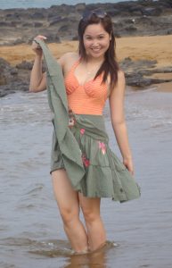 甜美的人妻华嫂，在海滩上秀着熟女的风采够养眼