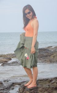 甜美的人妻华嫂，在海滩上秀着熟女的风采够养眼