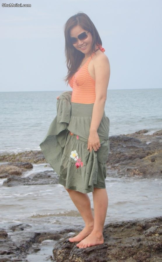 甜美的人妻华嫂，在海滩上秀着熟女的风采够养眼[第9张/共15张]