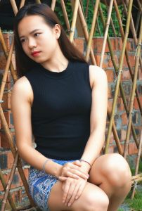 广西的小阿妹也来当媳妇车模了，熟妇的姿色很是不错哦