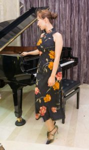 旗袍美妇优优有才有德还长的俊，谁说我们是花瓶