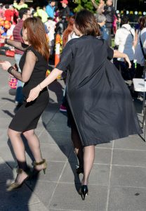 广场上的美妇女公务员黑色丝袜搭配高跟鞋很诱惑男性哦