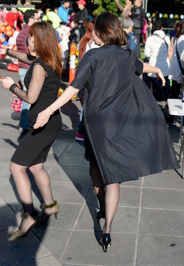 广场上的美妇女公务员黑色丝袜搭配高跟鞋很诱惑男性哦[第3张/共6张]