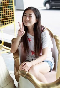 美女外出穿牛仔短裤展示光滑的美腿