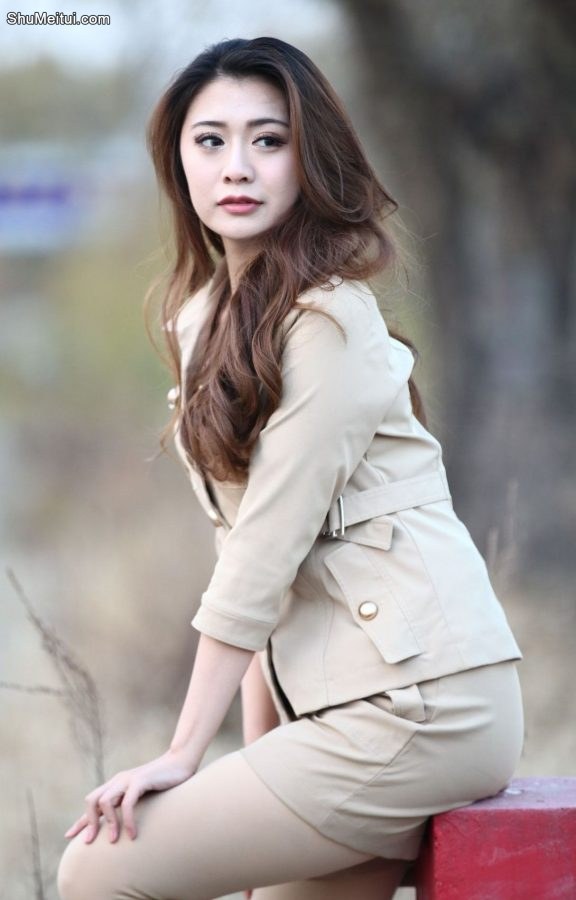 好漂亮的美妇当车模，身材和气质都是顶级的要是能约就好了[第4张/共18张]