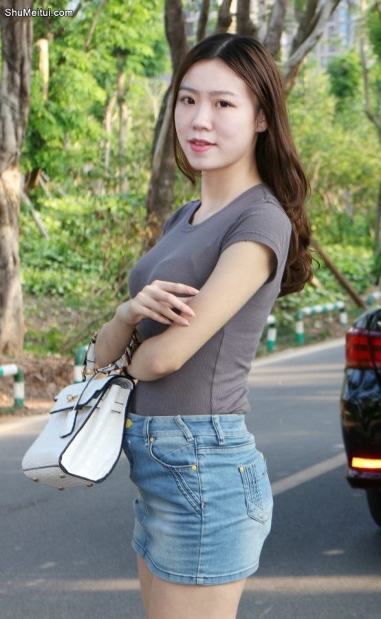 高挑熟妇俊俊酥胸大长腿微微的肚腩，身材惹火[第2张/共18张]