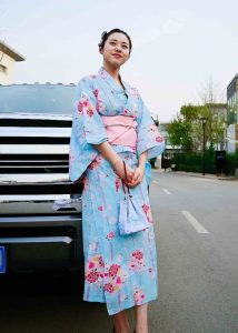 漂亮媳妇给俺当车模，还真有一股日本妹子的感觉