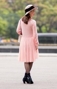 高挑美妇优优粉裙黑色丝袜，超有气质有木有