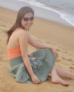 甜美的人妻华嫂，在海滩上秀着熟女的风采够养眼