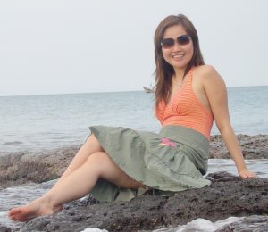 甜美的人妻华嫂，在海滩上秀着熟女的风采够养眼