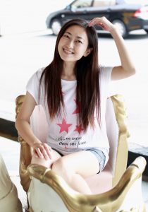 美女外出穿牛仔短裤展示光滑的美腿