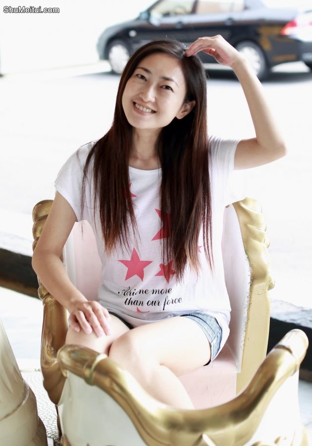 美女外出穿牛仔短裤展示光滑的美腿[第3张/共5张]