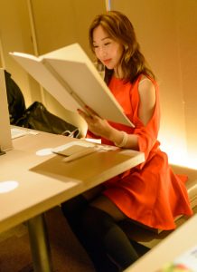 坐着豪车去参加饭局的貌美熟妇，性感和漂亮你们觉得呢