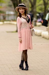 高挑美妇优优粉裙黑色丝袜，超有气质有木有