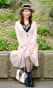 高挑美妇优优粉裙黑色丝袜，超有气质有木有