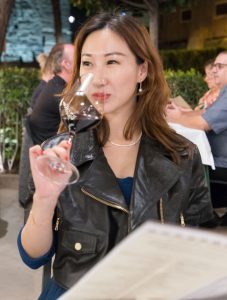 贵妇优优长裙配着黑色丝袜好高贵的气质好想占有她呀