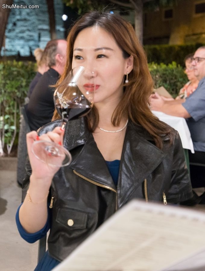 贵妇优优长裙配着黑色丝袜好高贵的气质好想占有她呀[第2张/共6张]